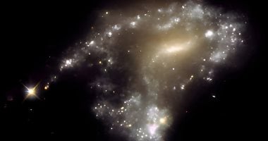 اكتشاف خمس مجرات قزمة في محاذاة نادرة يتحدى النماذج الكونية الحالية اكتشاف خمس مجرات قزمة في محاذاة نادرة يتحدى النماذج الكونية الحالية