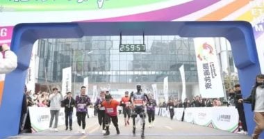 الصين تستضيف أول سباق نصف ماراثون بين البشر والروبوتات الصين تستضيف أول سباق نصف ماراثون بين البشر والروبوتات