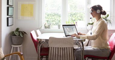 عادات صحية وأطعمة تحمى عينيك من تأثير الشاشات عادات صحية وأطعمة تحمى عينيك من تأثير الشاشات