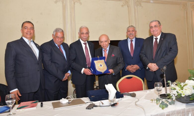 علي هامش حفل الجمعية البحرية المصرية ..تكريم المستشار القانوني لشعبة النقل الدولي واللوجستيات بالغرفة التجارية بالأسكندرية