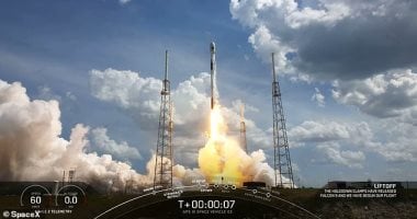 SpaceX تطلق 27 قمرًا صناعيًا من ستارلينك للإنترنت الفضائى SpaceX تطلق 27 قمرًا صناعيًا من ستارلينك للإنترنت الفضائى