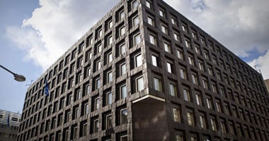 المركزى السويدى يخفض أسعار الفائدة مجددا ويلمح بانتهاء دورة التيسير النقدى