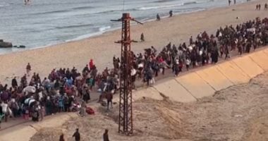 فتح شارع صلاح الدين أمام السيارت وعشرات آلاف النازحين يعودون مشيا لشمال غزة