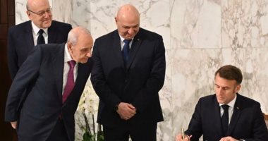 لقطة طريفة لرئيس برلمان لبنان أثناء اجتماعه مع ماكرون وعون.. فيديو