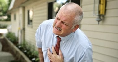 أسباب ألم الصدر.. متى يشير لمشكلة قلبية أسباب ألم الصدر.. متى يشير لمشكلة قلبية