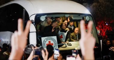 أسرى محررون من الدفعة السابعة يخلعون ملابس السجون الإسرائيلية ويدوسونها بأقدامهم أسرى محررون من الدفعة السابعة يخلعون ملابس السجون الإسرائيلية ويدوسونها بأقدامهم