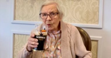 بريطانية تجاوزت الـ 100 عام تقدم نصيحتها للصحة وطول العمر: ابق عازبا بريطانية تجاوزت الـ 100 عام تقدم نصيحتها للصحة وطول العمر: ابق عازبا