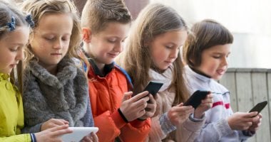 جلوس الأطفال ساعة أو أكثر أمام الموبايل يوميا يهددهم بهذه الحالة جلوس الأطفال ساعة أو أكثر أمام الموبايل يوميا يهددهم بهذه الحالة
