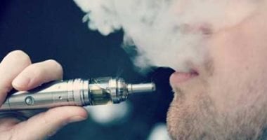 دراسة تحذر: تدخينك فى السيارة يعرض أطفالك للسرطان لهذه الأسباب