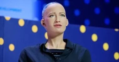 صوفيا تخطف الأنظار بذكائها وتعبيراتها الساخرة فى مؤتمر للذكاء الاصطناعى صوفيا تخطف الأنظار بذكائها وتعبيراتها الساخرة فى مؤتمر للذكاء الاصطناعى