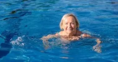 عدوى نادرة تصيب أمريكية بالعمى بعد نزولها حمام السباحة بالعدسات اللاصقة عدوى نادرة تصيب أمريكية بالعمى بعد نزولها حمام السباحة بالعدسات اللاصقة