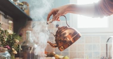 ما هو الوقت المناسب لشرب الماء الدافئ؟.. وكيف يؤثر على عملية الهضم؟ ما هو الوقت المناسب لشرب الماء الدافئ؟.. وكيف يؤثر على عملية الهضم؟