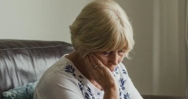 متلازمة العش الفارغ.. كيف يتغلب الآباء على الشعور بالحزن بعد انصراف الأبناء