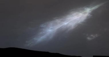 مركبة كيوريوسيتى تلتقط صورًا لسحابة قزحية الألوان فى شكل ريشة على سطح المريخ مركبة كيوريوسيتى تلتقط صورًا لسحابة قزحية الألوان فى شكل ريشة على سطح المريخ