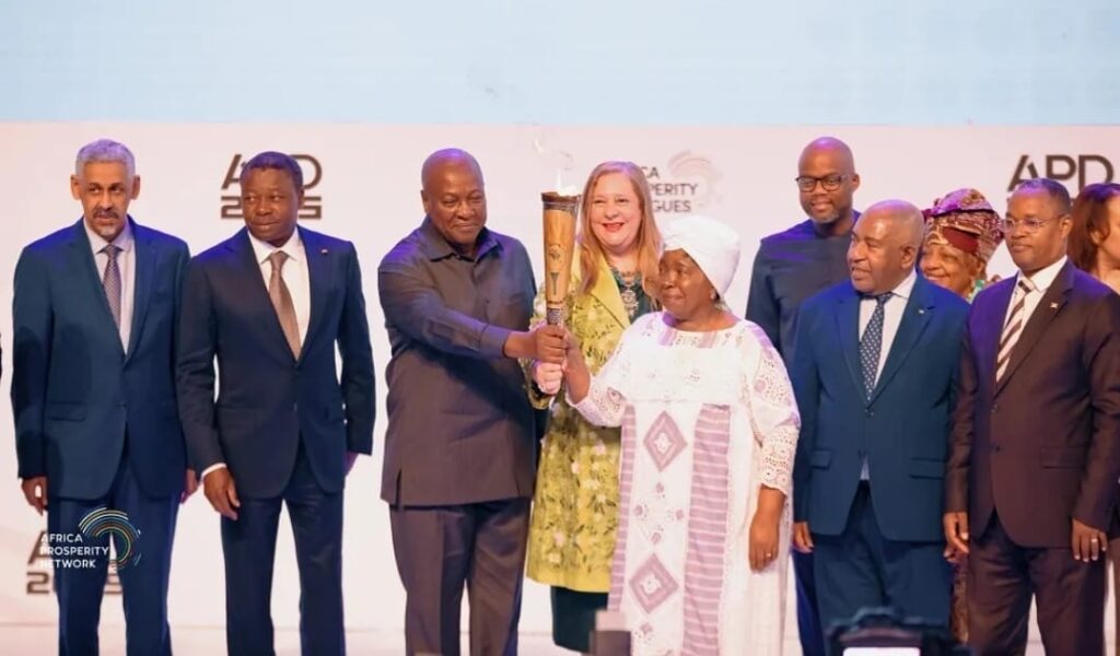 رئيس مجلس الأعمال الأفريقي تطلق شعله التجارة الإفريقيـه لعـام 2025  مع فخامة الرئيس جون دراماني ماهاما رئيس جمهورية غانا في العاصمـة الغانيــة أكـــرا