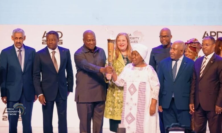 رئيس مجلس الأعمال الأفريقي تطلق شعله التجارة الإفريقيـه لعـام 2025 مع فخامة الرئيس جون دراماني ماهاما رئيس جمهورية غانا في العاصمـة الغانيــة أكـــرا