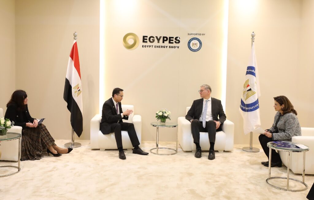 على هامش فعاليات مؤتمر ومعرض مصر الدولى للطاقة في نسخته الثامنة “ايجبس 2025 ” وزير الكهرباء والطاقة المتجددة يشارك في حلقة نقاشية وزارية حول تعزيز مستقبل الطاقة فى مصر على هامش فعاليات مؤتمر ومعرض مصر الدولى للطاقة في نسخته الثامنة “ايجبس 2025 ” وزير الكهرباء والطاقة المتجددة يشارك في حلقة نقاشية وزارية حول تعزيز مستقبل الطاقة فى مصر