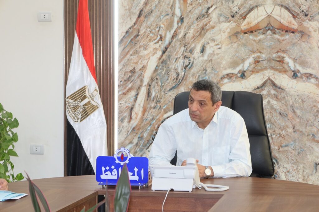 محافظ السويس يبحث أوضاع المتعاقدين بمديرية الشئون الصحية