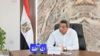 محافظ السويس يبحث أوضاع المتعاقدين بمديرية الشئون الصحية