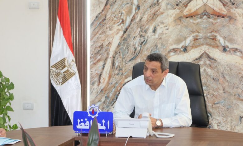 محافظ السويس يبحث أوضاع المتعاقدين بمديرية الشئون الصحية