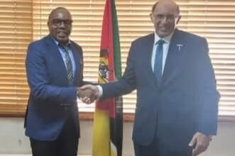 السفير المصري يلتقي بوزير الاتصالات والتحول الرقمي الموزمبيقي