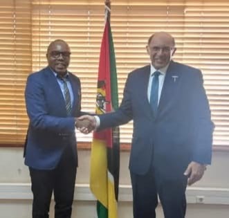 السفير المصري يلتقي بوزير الاتصالات والتحول الرقمي الموزمبيقي