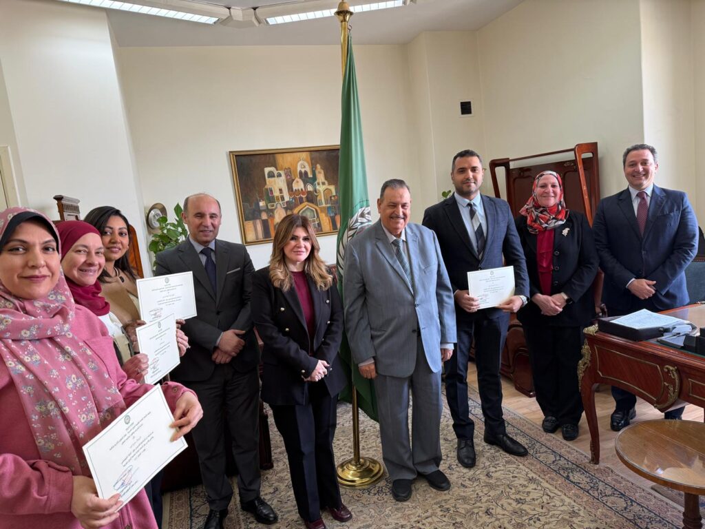 في إطار حرص الجامعة العربية على تنمية وتطوير الكوادر السفير الذوادي يسلم شهادات التقدير للمتدربين في إطار حرص الجامعة العربية على تنمية وتطوير الكوادر السفير الذوادي يسلم شهادات التقدير للمتدربين