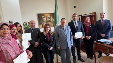 في إطار حرص الجامعة العربية على تنمية وتطوير الكوادر السفير الذوادي يسلم شهادات التقدير للمتدربين