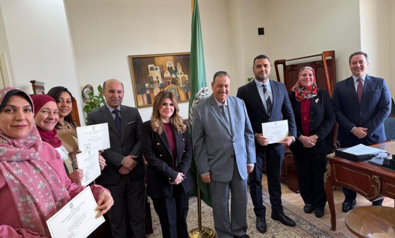 في إطار حرص الجامعة العربية على تنمية وتطوير الكوادر السفير الذوادي يسلم شهادات التقدير للمتدربين في إطار حرص الجامعة العربية على تنمية وتطوير الكوادر السفير الذوادي يسلم شهادات التقدير للمتدربين