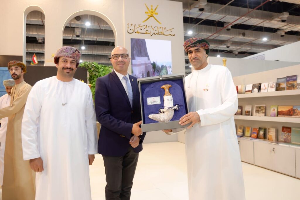 سلطنة عمان تكرم الهيئة المصرية العامة للكتاب واتحاد الناشرين العرب سلطنة عمان تكرم الهيئة المصرية العامة للكتاب واتحاد الناشرين العرب