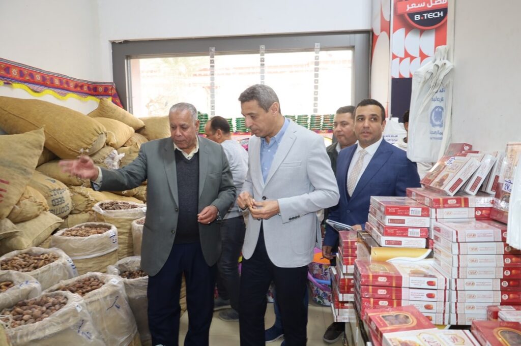 محافظ السويس يتفقد معرض «أهلاً رمضان» لتوفير السلع للمواطنين بأسعار مخفضة محافظ السويس يتفقد معرض «أهلاً رمضان» لتوفير السلع للمواطنين بأسعار مخفضة