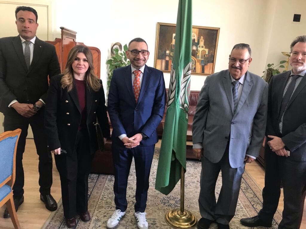 التأكيد على ضرورة الحفاظ على سيادة ووحدة سوريا والوقوف إلى جوار الشعب السوري في لقاء السفير الذوادي ومبعوث رئيس وزراء كندا إلي سوريا التأكيد على ضرورة الحفاظ على سيادة ووحدة سوريا والوقوف إلى جوار الشعب السوري في لقاء السفير الذوادي ومبعوث رئيس وزراء كندا إلي سوريا