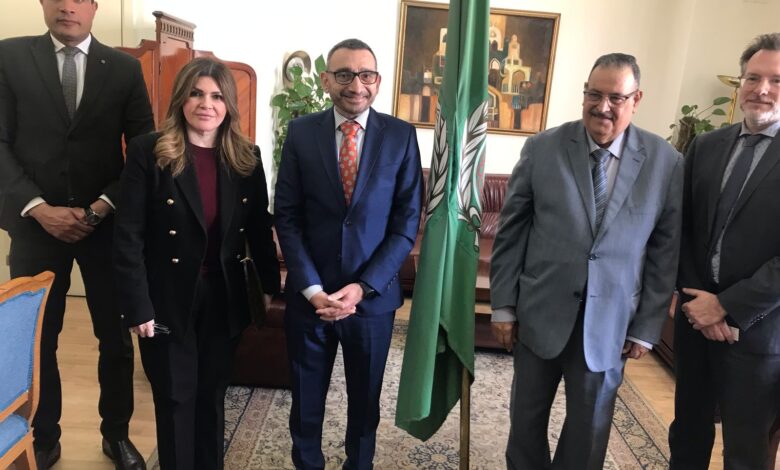 التأكيد على ضرورة الحفاظ على سيادة ووحدة سوريا والوقوف إلى جوار الشعب السوري في لقاء السفير الذوادي ومبعوث رئيس وزراء كندا إلي سوريا