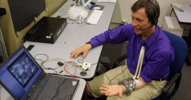 إنسان بقدرات خارقة.. قصة عالم زرع أجزاء روبوتية بجسمه "صور"