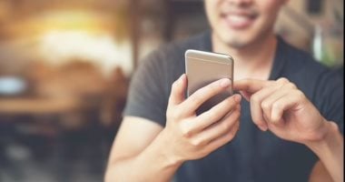 الهاتف الذكى.. صديق أم إدمان؟ 83% من المستخدمين مرتبطون به عاطفيًا