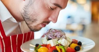 بريطاني يتلقى علاجا جديدا لاستعادة حاسة الشم بعد فقدانها بسبب كورونا