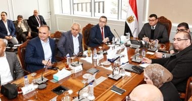 وزير الإسكان يستعرض عددا من الفرص الاستثمارية وترويج أحد مشروعات العاصمة الإدارية