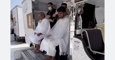 لأول مرة للمعتمرين.. عربات متنقلة للتحلل من النسك داخل الحرم خلال رمضان ..صور