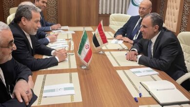 وزير الخارجية والهجرة يلتقي بوزير خارجية إيران علي هامش الاجتماع الاستثنائي لوزراء خارجية منظمة التعاون الإسلامي