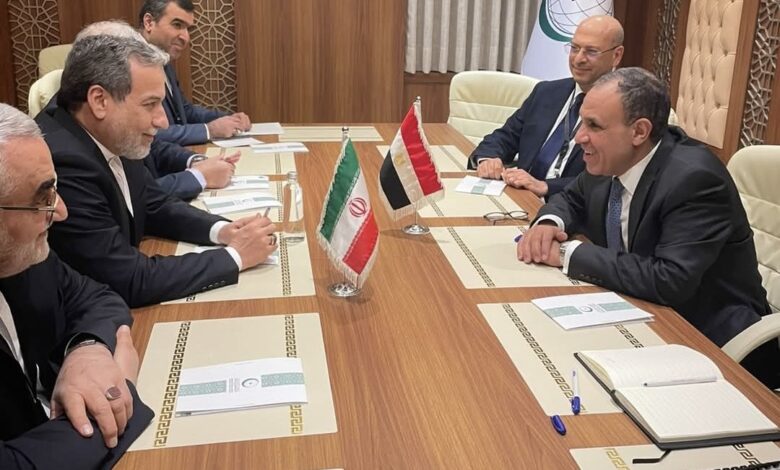 وزير الخارجية والهجرة يلتقي بوزير خارجية إيران علي هامش الاجتماع الاستثنائي لوزراء خارجية منظمة التعاون الإسلامي