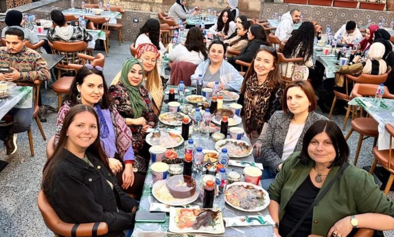 الروسيات يحتفلن بشهر رمضان في خان الخليلي الروسيات يحتفلن بشهر رمضان في خان الخليلي