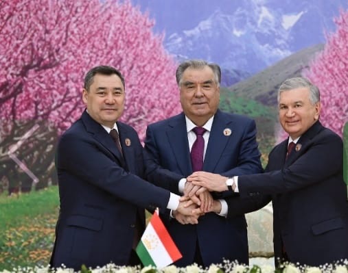 اجواء احتفالية وصداقة ابديه بين طاجيكستان وقيرغيزستان واوزبكستان في اتفاقية الحدود الوطنية اجواء احتفالية وصداقة ابديه بين طاجيكستان وقيرغيزستان واوزبكستان في اتفاقية الحدود الوطنية