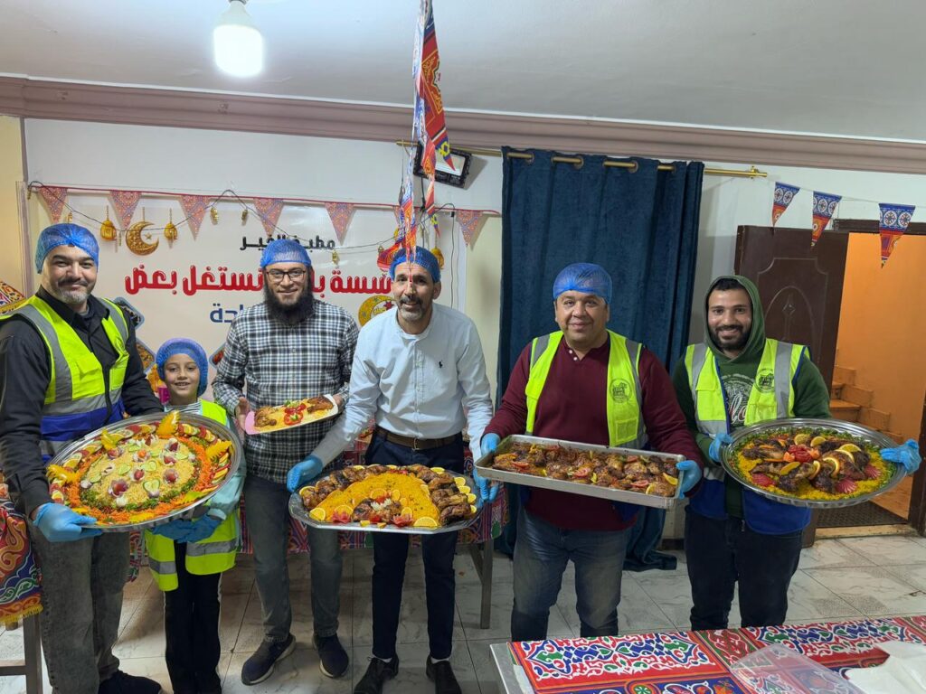 مطبخ الخير لمؤسسة بلاش نستغل بعض بمدينة العاشر من رمضان يتزين فى عيدها القومى ،،،،