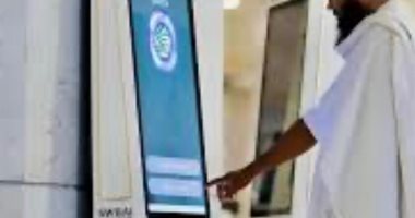 "بسم الله".. "روبوت منارة" يجيب عن استفسارات السائلين بالحرمين فى رمضان