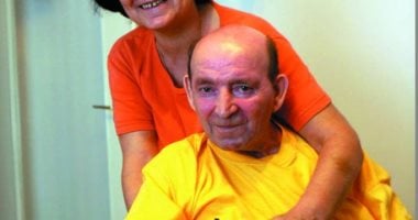 أغرب حكايات الطب.. بولندى يعود من غيبوبة 20 عاما.. زوجته لم تتركه لحظة