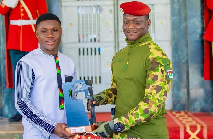 الكابتن ابراهيم تراوري رئيس بوركينافاسو يهنئ منتخب بلاده على الأداء الرائع في المغرب