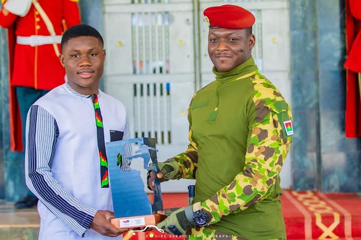 الكابتن ابراهيم تراوري رئيس بوركينافاسو يهنئ منتخب بلاده على الأداء الرائع في المغرب الكابتن ابراهيم تراوري رئيس بوركينافاسو يهنئ منتخب بلاده على الأداء الرائع في المغرب