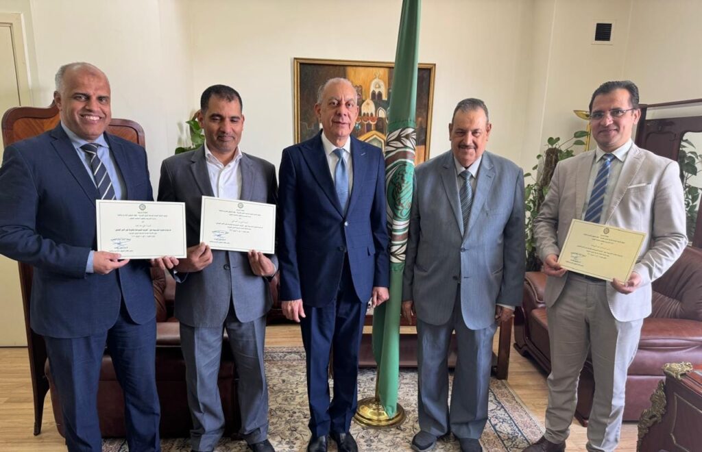 الذوادي يسلم شهادات المشاركه في دوره تدريبيه حول الامن السيبراني وعلاقته بالامن القومي العربي الذوادي يسلم شهادات المشاركه في دوره تدريبيه حول الامن السيبراني وعلاقته بالامن القومي العربي