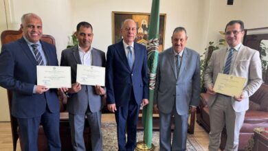 الذوادي يسلم شهادات المشاركه في دوره تدريبيه حول الامن السيبراني وعلاقته بالامن القومي العربي