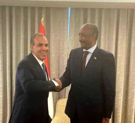 وزير الخارجية والهجرة يلتقي مع رئيس مجلس السيادة الانتقالي السوداني على هامش أعمال منتدى أنطاليا الدبلوماسي